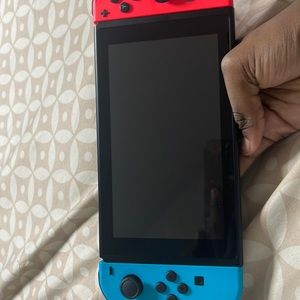 selling a Nintendo 😇 it's doesn't have a box nor charger